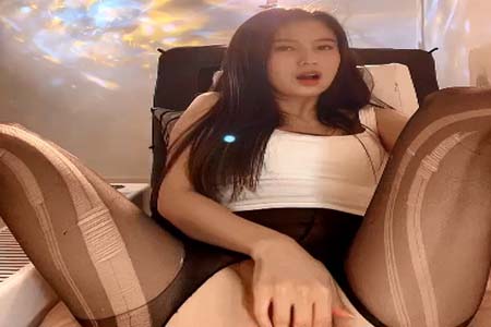 超有韵味的极品女神小少妇 全程露脸开档黑丝跟狼友互动撩骚 自己舔奶子自慰逼逼 水光嫩滑高潮不断好刺激