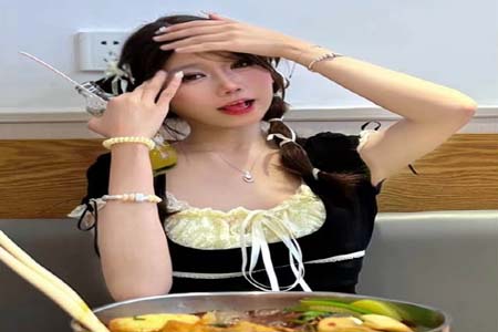 露脸清纯反差婊『欢欢』 清纯淫荡切换只在一瞬间，看似清纯背后是个渴望被大鸡巴灌满骚穴的反差婊母狗 口舌特写